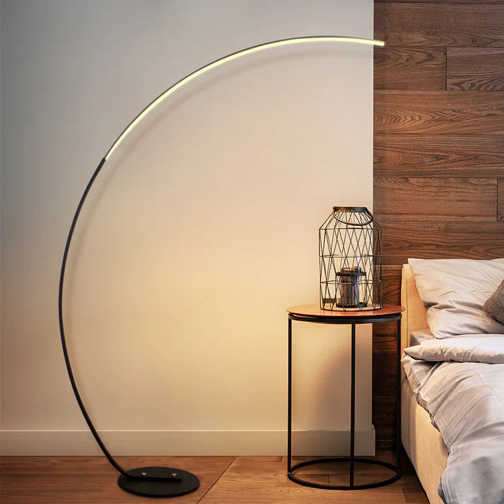 Moderne gebogene Stehlampe mit RGBW-Ambientebeleuchtung für stilvolles Zuhause